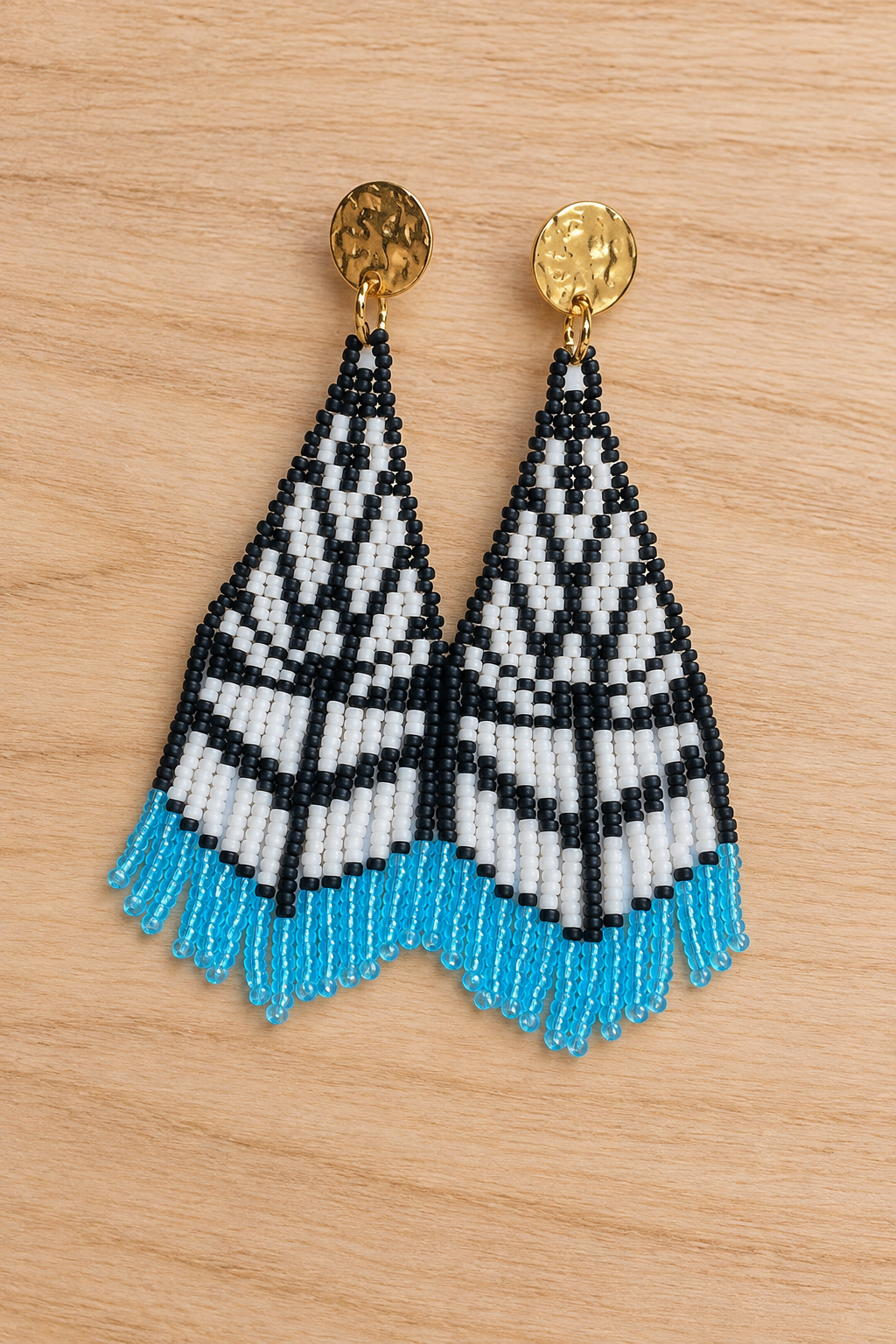 Boucle d'oreille pendante miyuki motif géométrique noir blanc mat bleu glacier artisanale