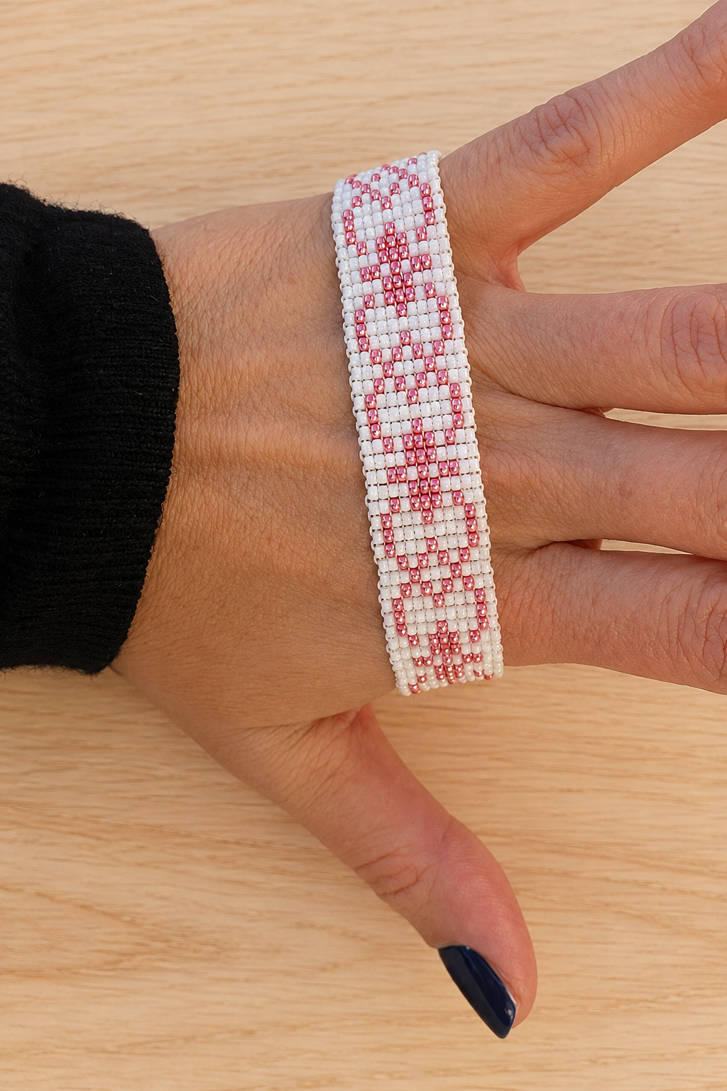 Bracelet Miyuki blanc à motif scarabée rose métallisé