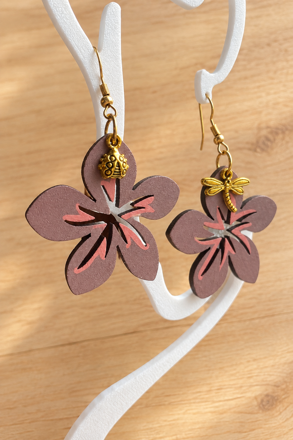 Boucles d’oreilles fleur hibiscus en bois peint sur présentoir