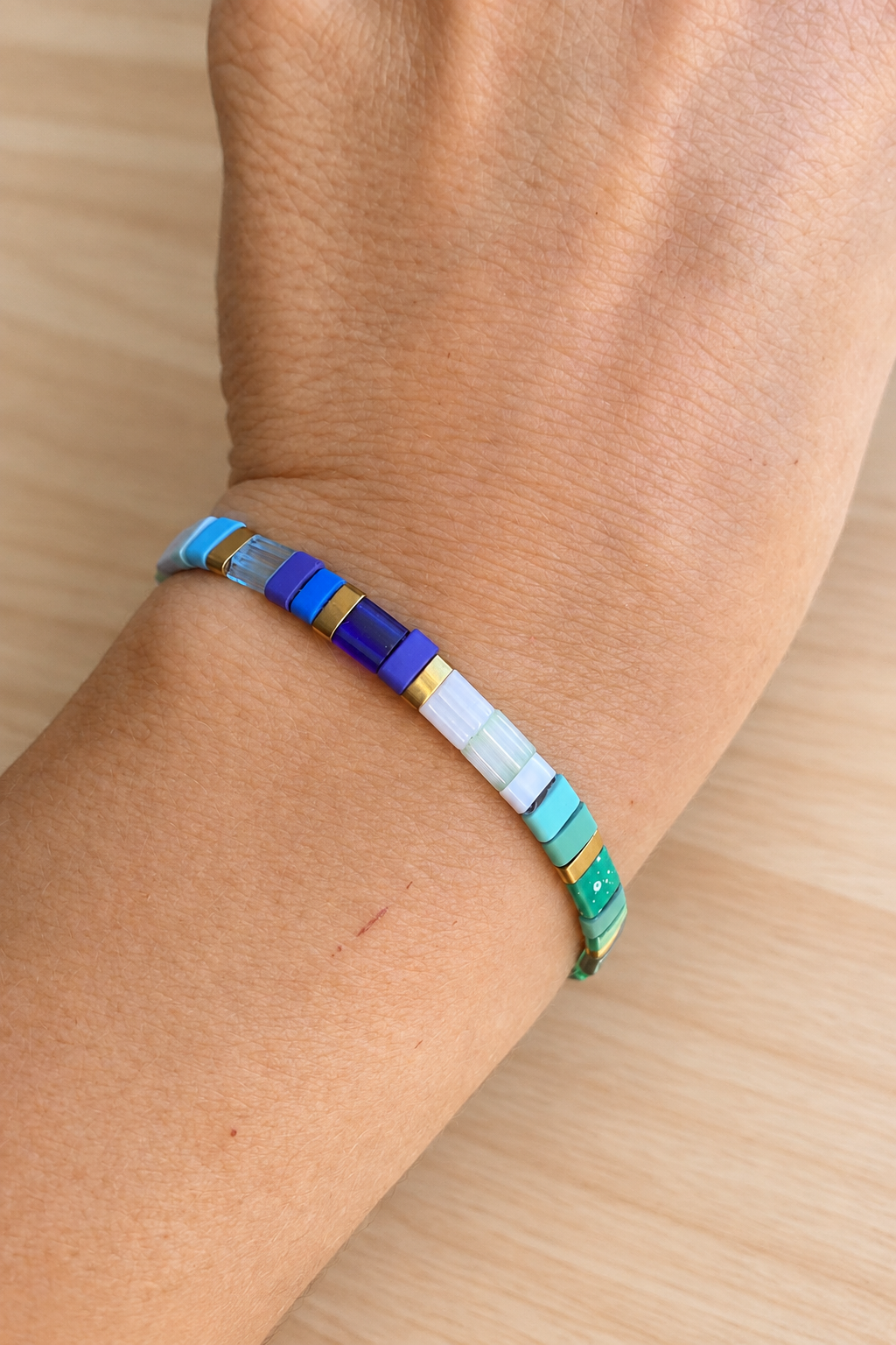 Bracelet fin élastique Half Tila blanc multicolore mat et doré