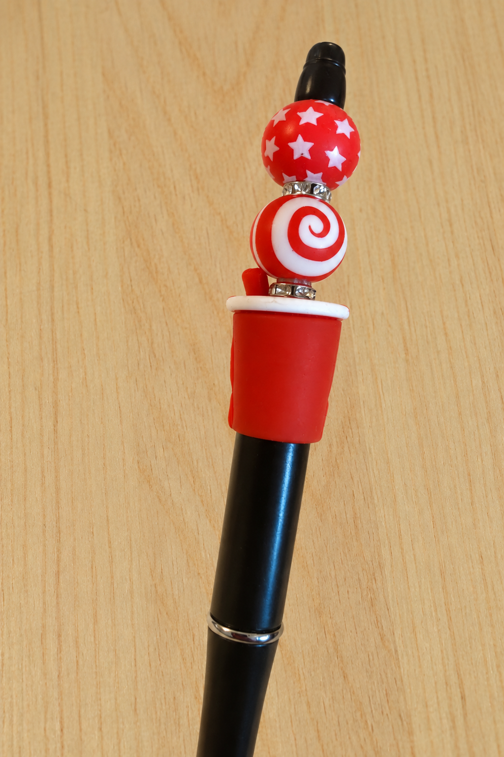 Vue arrière des perles du stylo soda cola noir sur bois clair