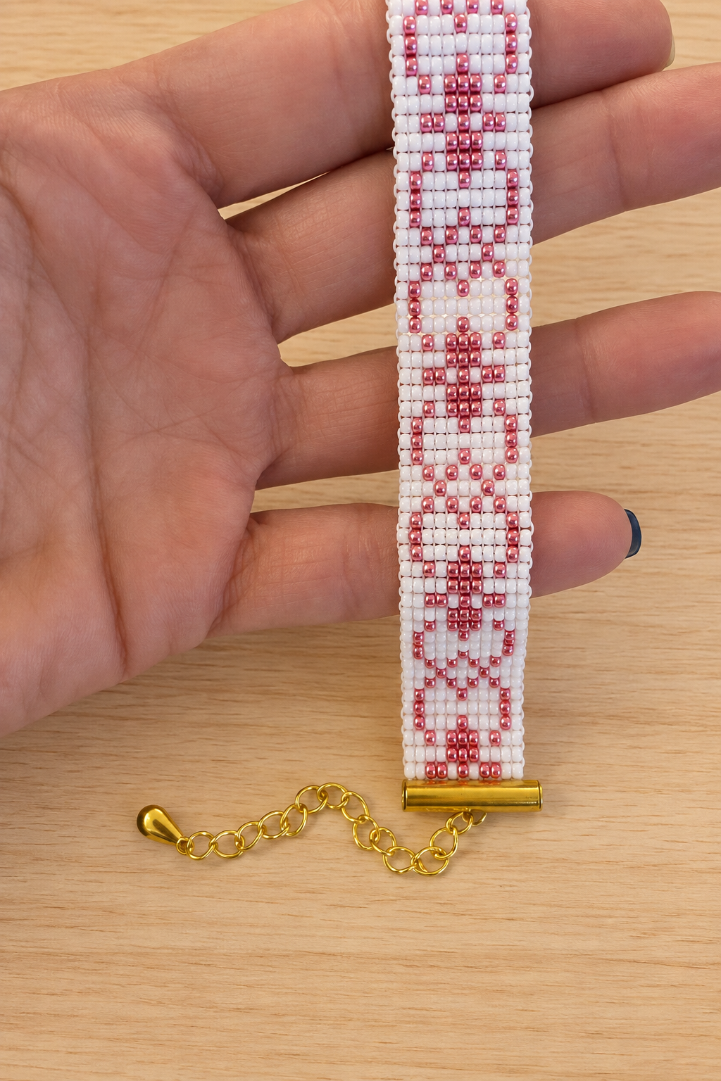 Bracelet Miyuki blanc à motif scarabée rose métallisé
