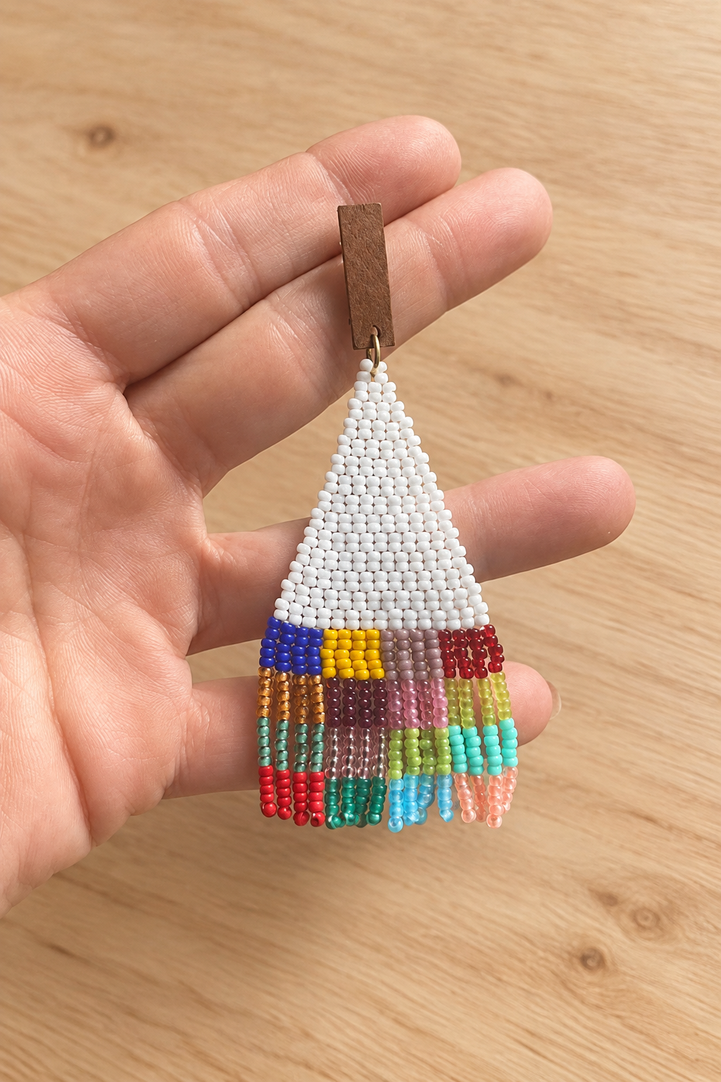 Boucles d’oreilles Miyuki patchwork blanc et multicolore sur fond bois clair
