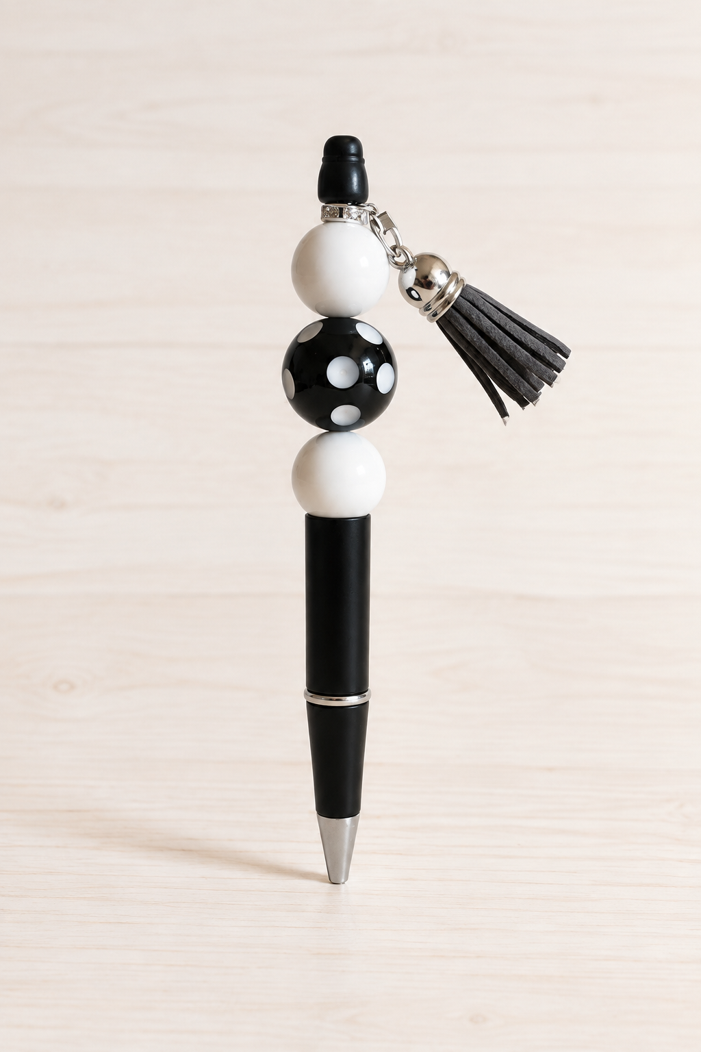 Stylo noir à pois et pompon à strass blancs