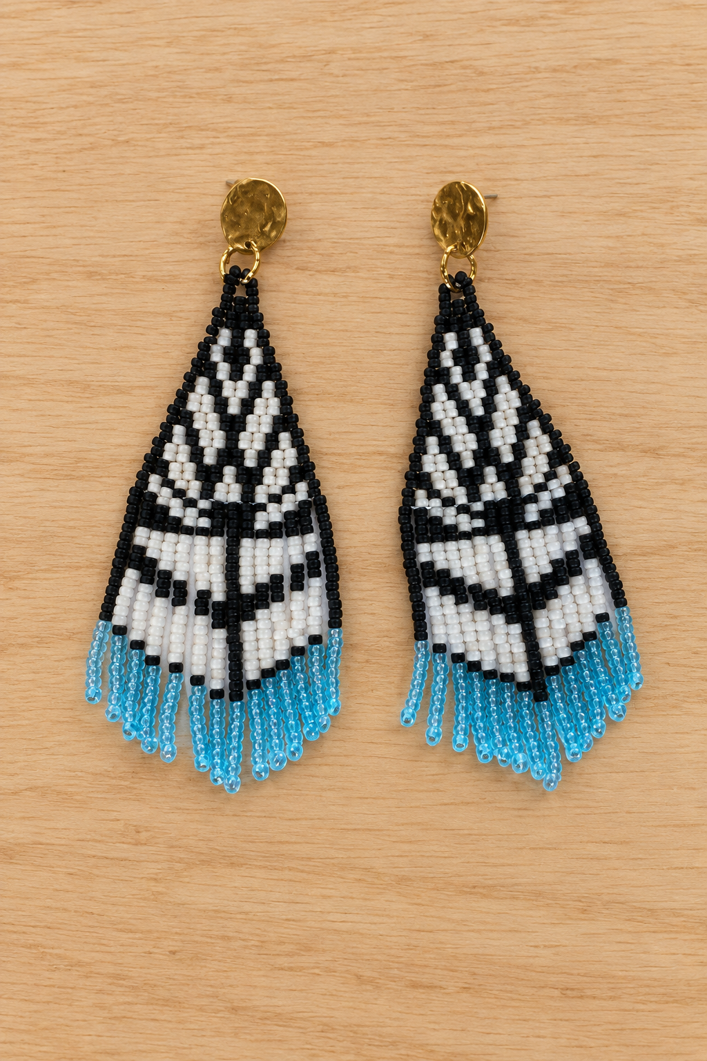 Boucle d'oreille pendante miyuki motif géométrique noir blanc mat bleu glacier artisanale