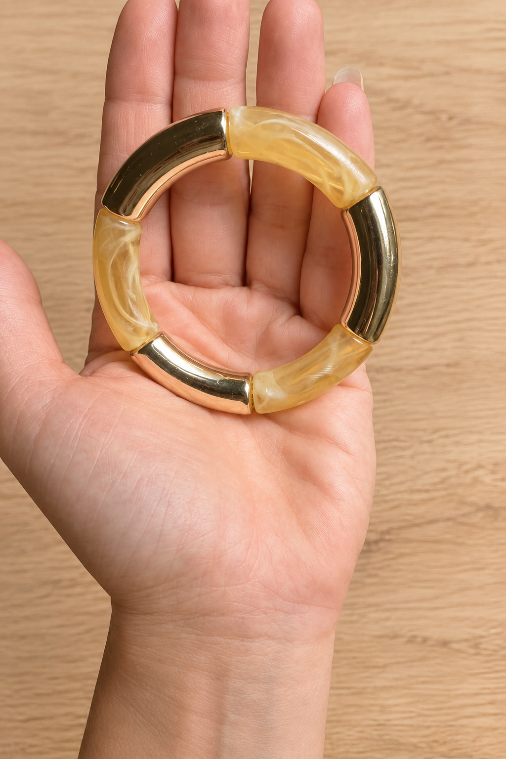 Bracelet élastique à grosse perle jaune foncé nacré et doré