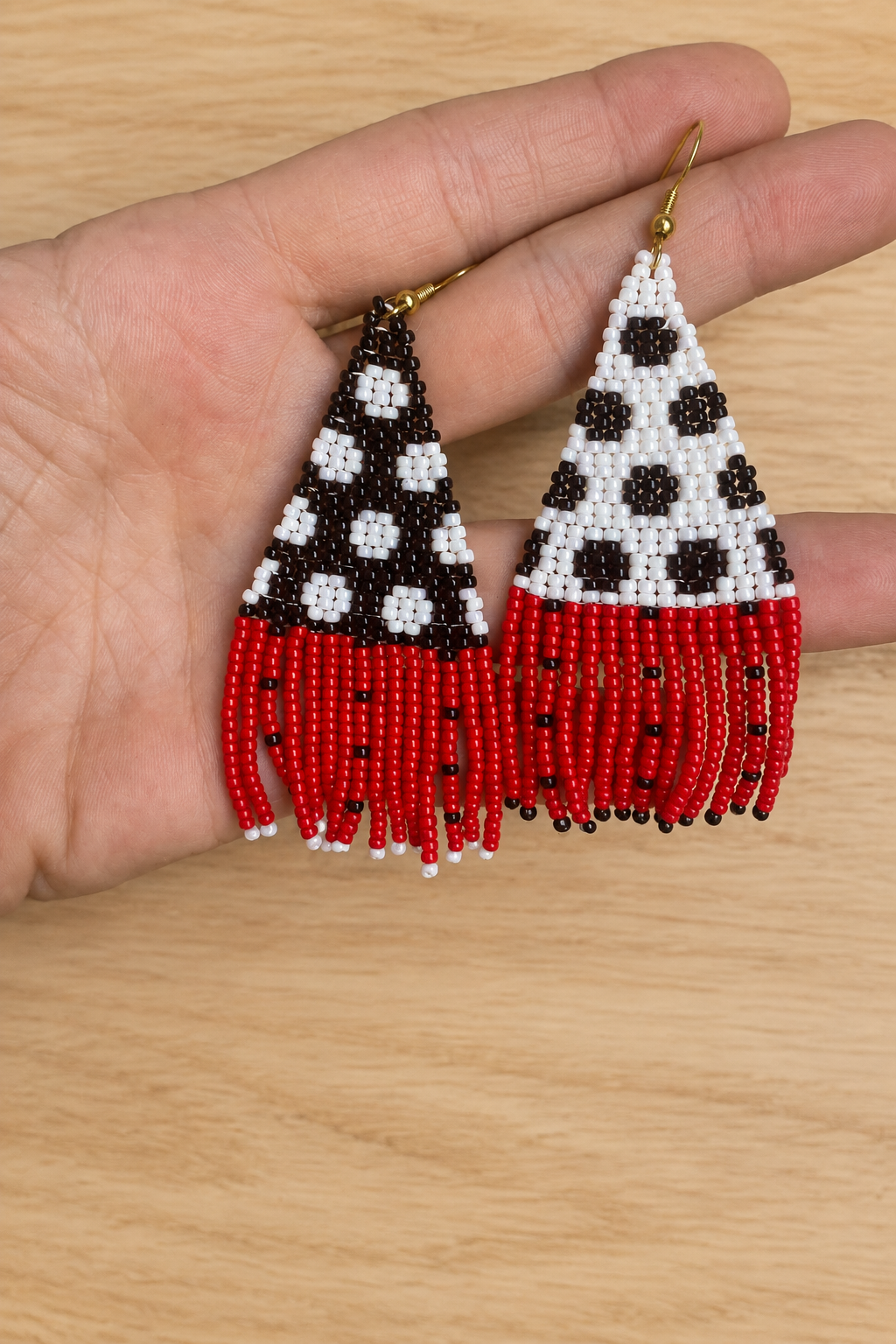 Boucle d'oreille coccinelle pois noir blanc miyuki artisanale pendante
