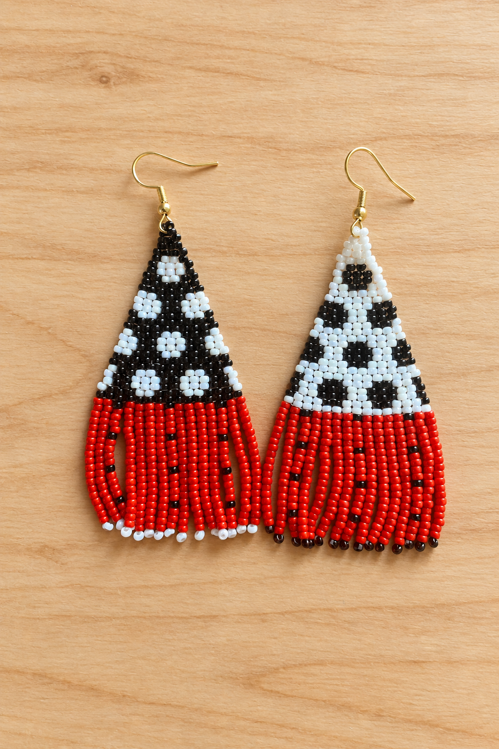 Boucle d'oreille coccinelle pois noir blanc miyuki artisanale pendante