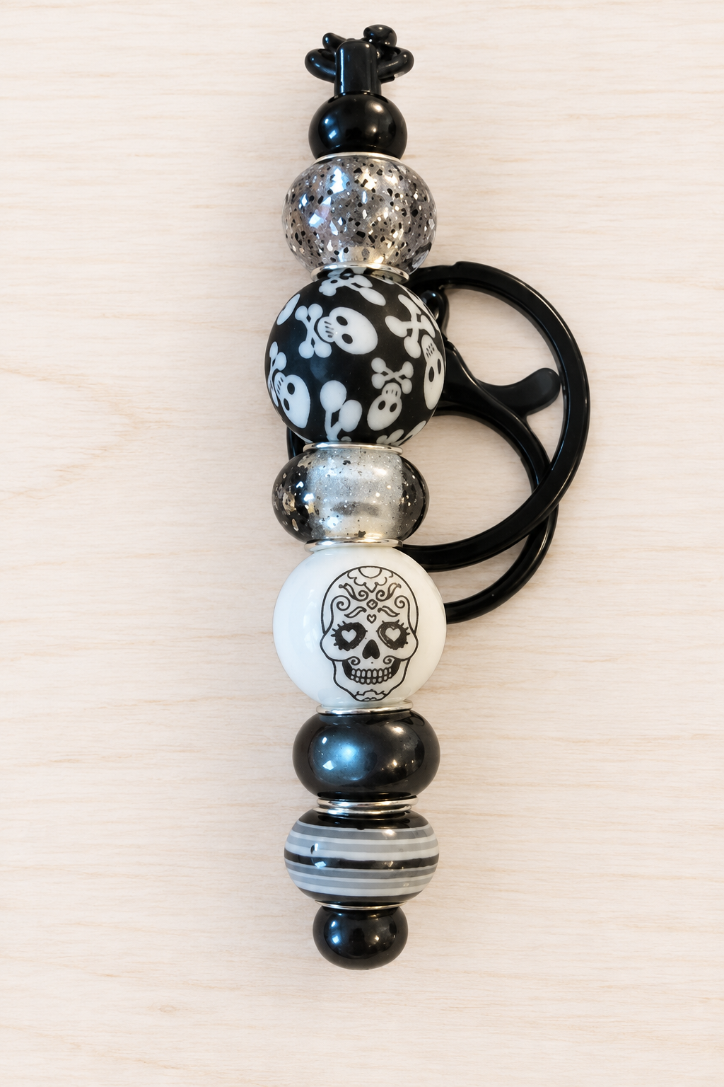 Bijou de sac tête de mort noire en perles – Halloween