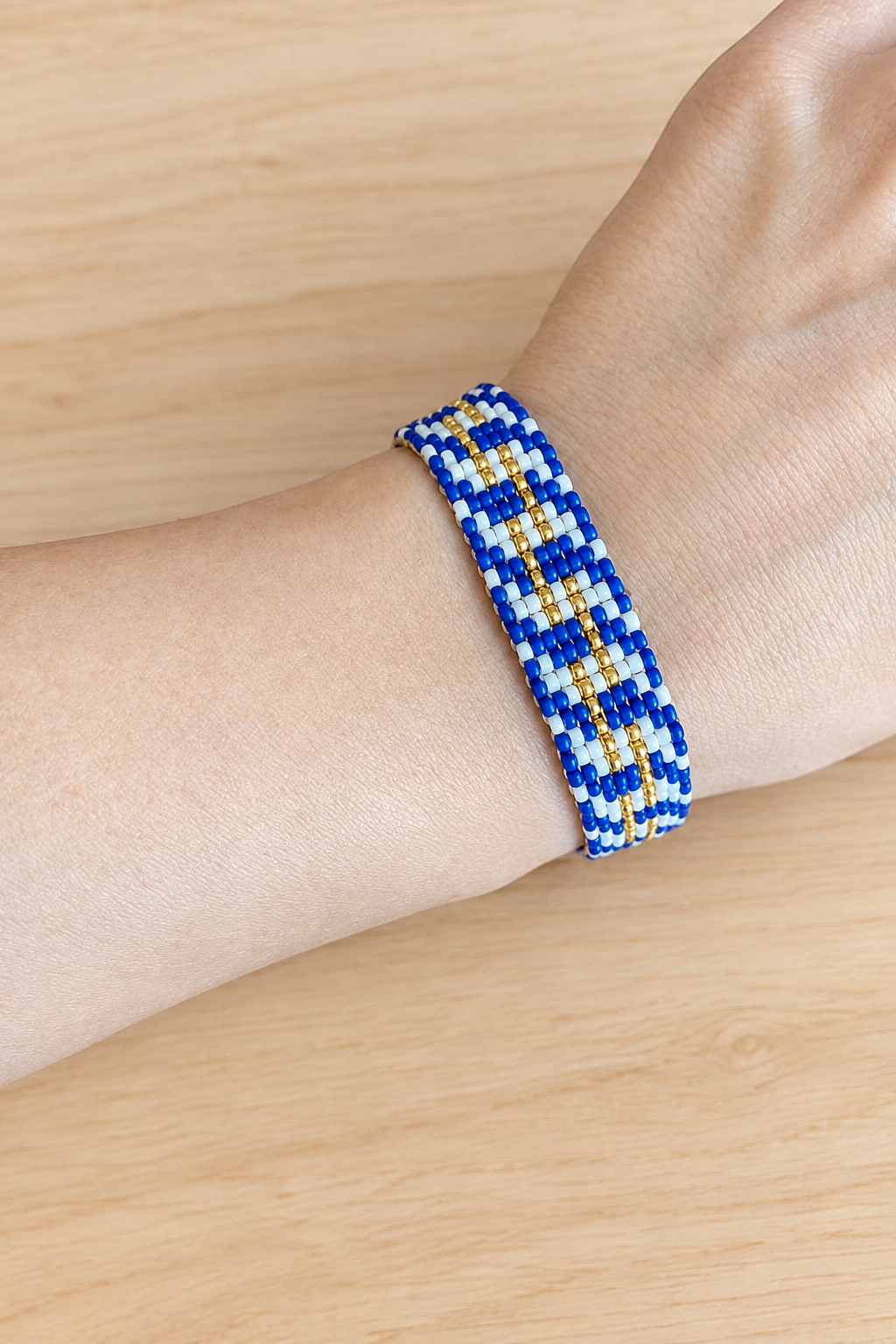 Bracelet Miyuki tissé blanc, bleu marine et doré ajustable