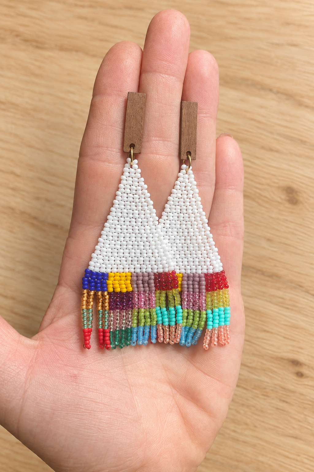 Boucles d’oreilles Miyuki patchwork blanc et multicolore sur fond bois clair