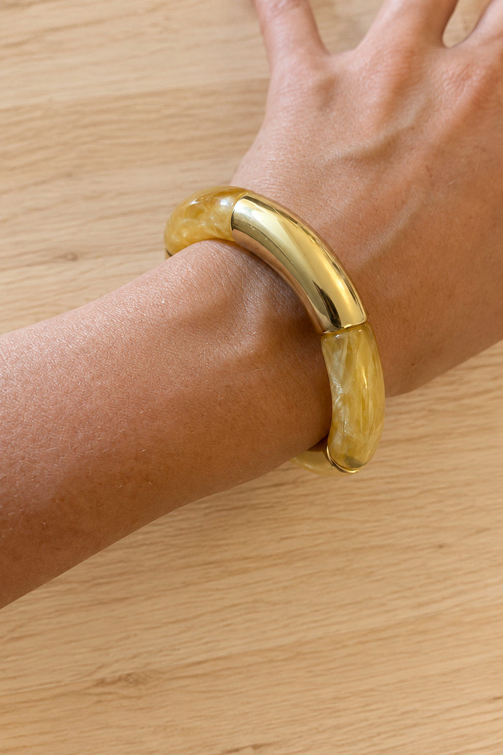 Bracelet élastique à grosse perle jaune foncé nacré et doré