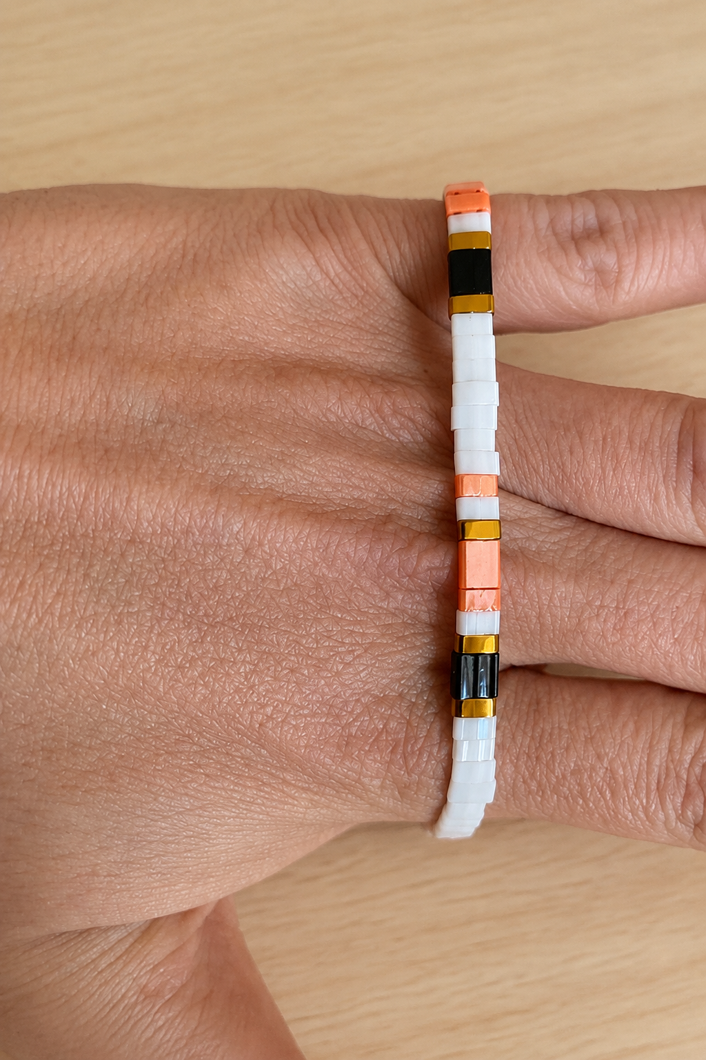 Bracelet fin élastique Half Tila blanc, noir et orange, grande taille