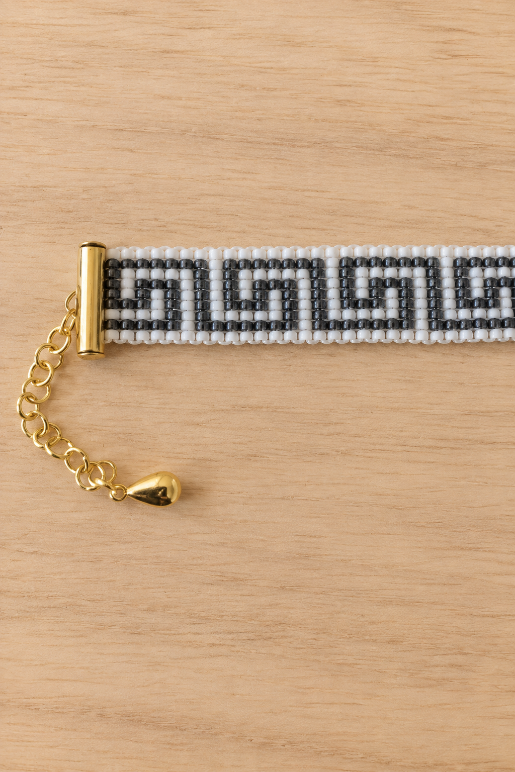 Bracelet Miyuki tissé à motif grec blanc et gris-noir fumé