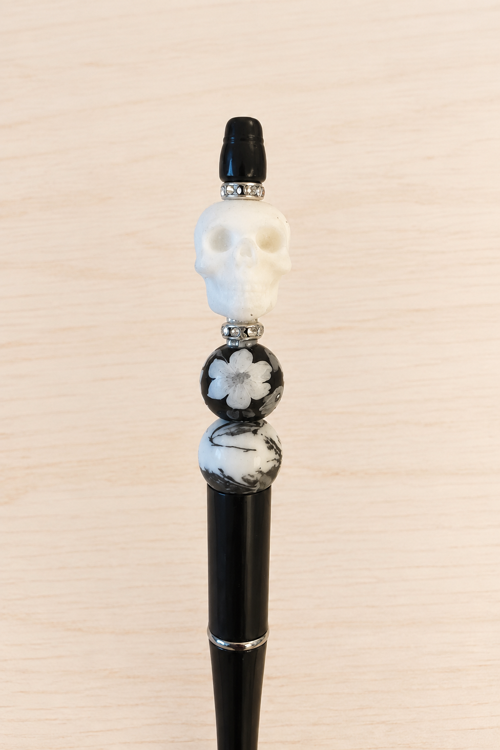 Stylo crâne blanc sur bois ultra clair