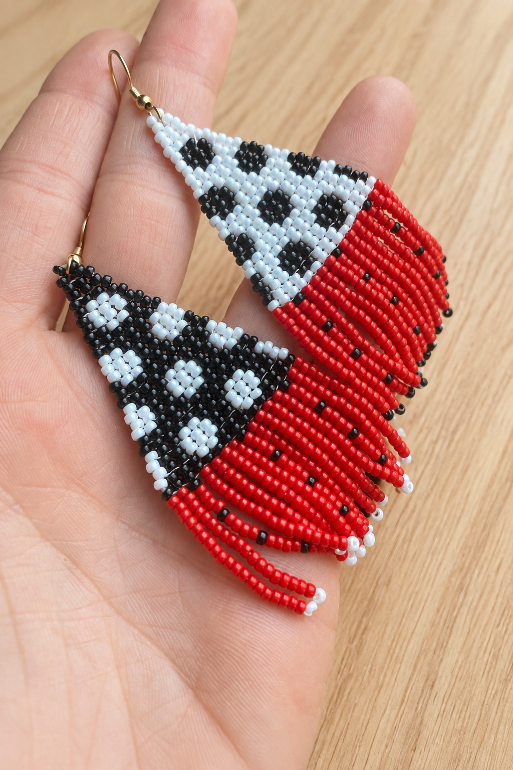Boucle d'oreille coccinelle pois noir blanc miyuki artisanale pendante