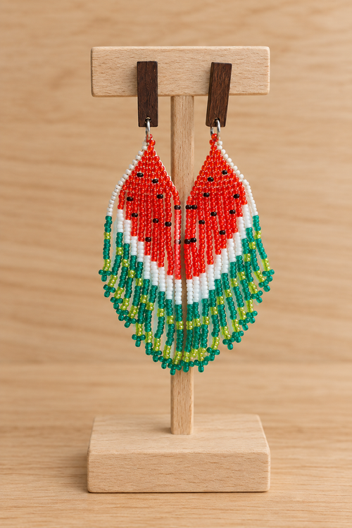 Boucles d’oreilles Miyuki pastèque rouge et vert sur présentoir en bois clair