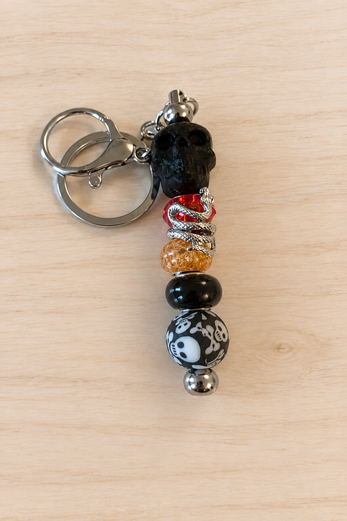Bijou de sac crâne serpent noir en perles – Halloween