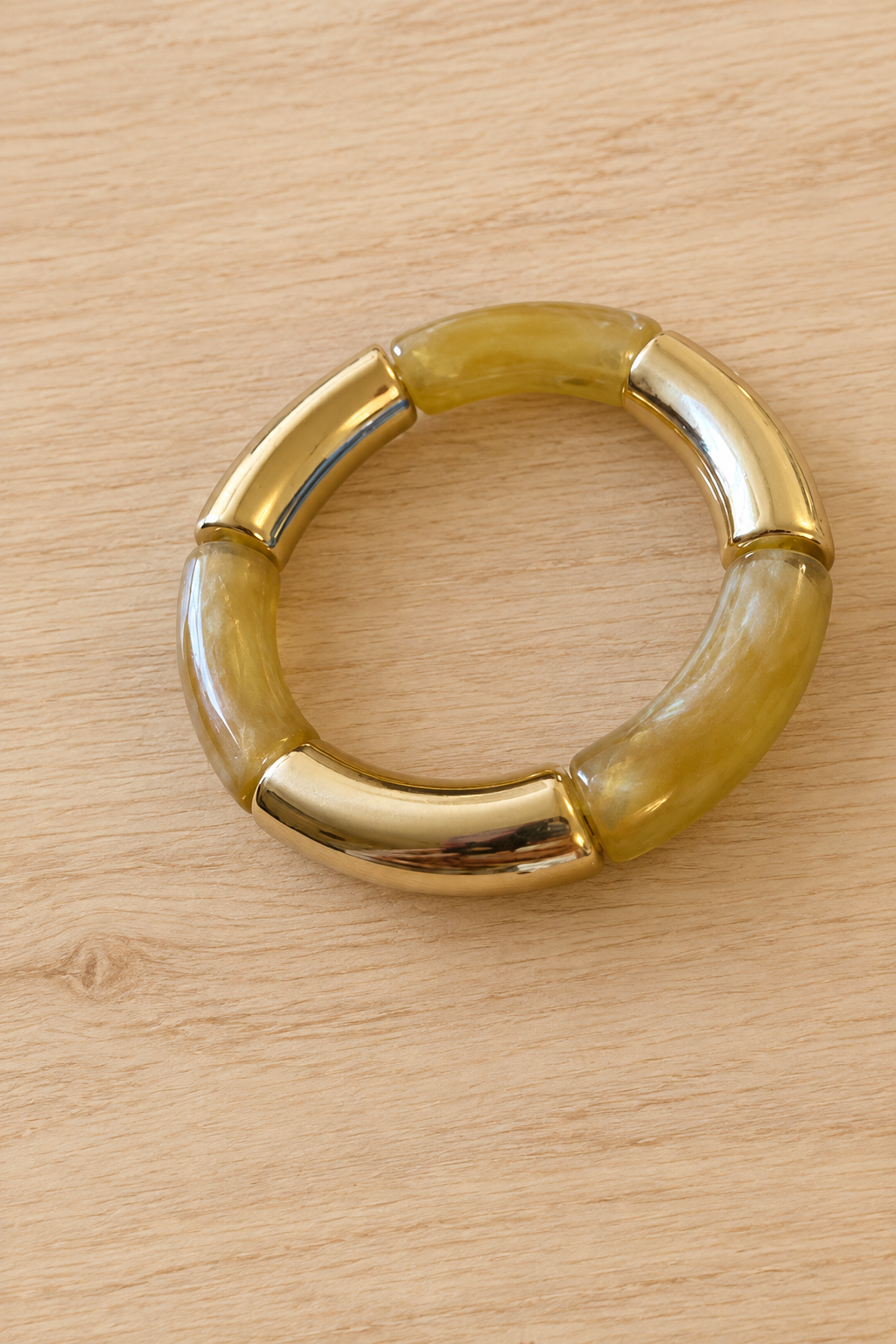 Bracelet élastique à grosse perle jaune foncé nacré et doré