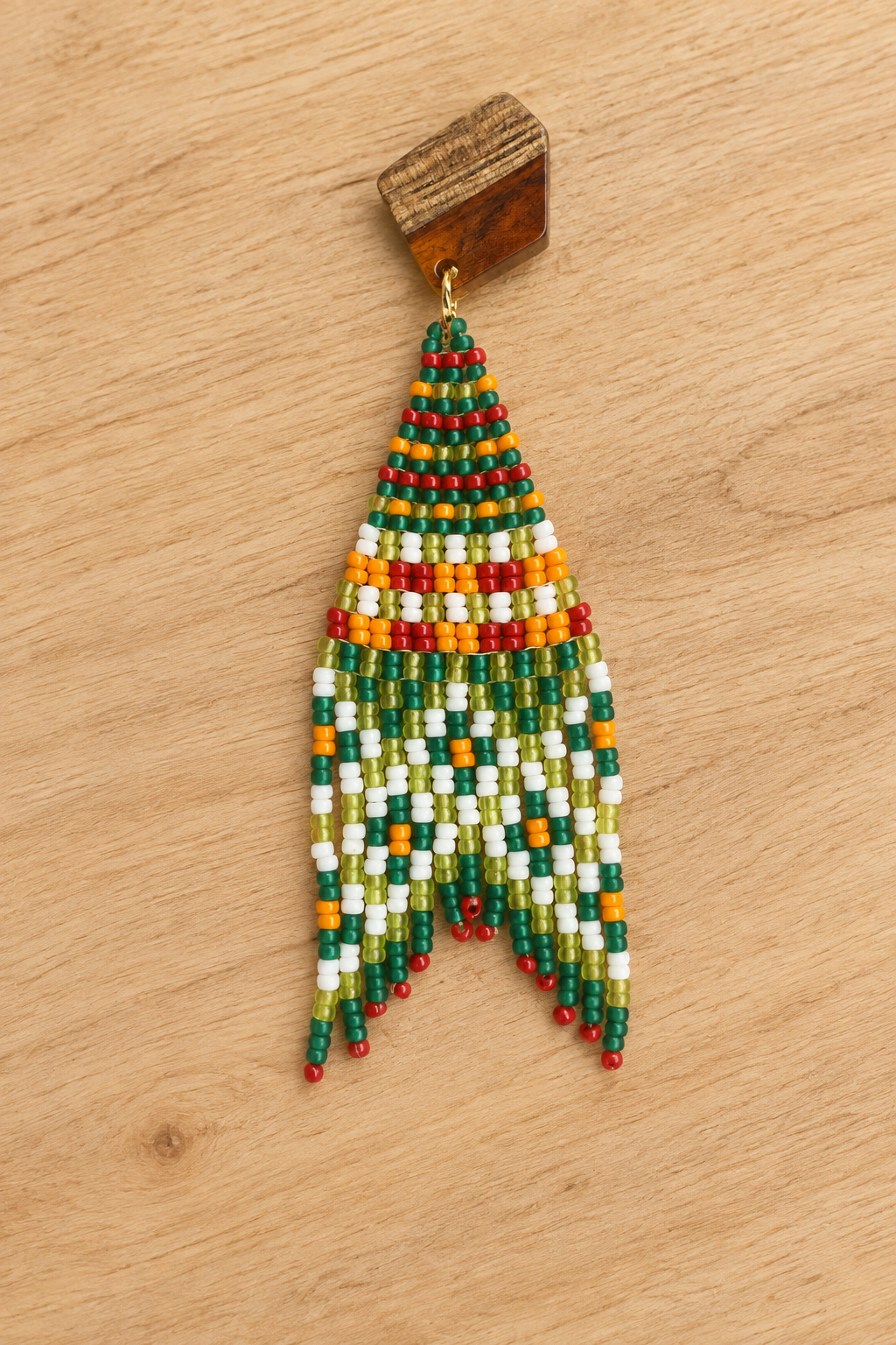 Boucle d’oreille Miyuki melon pastèque et petite croix orange sur fond bois clair