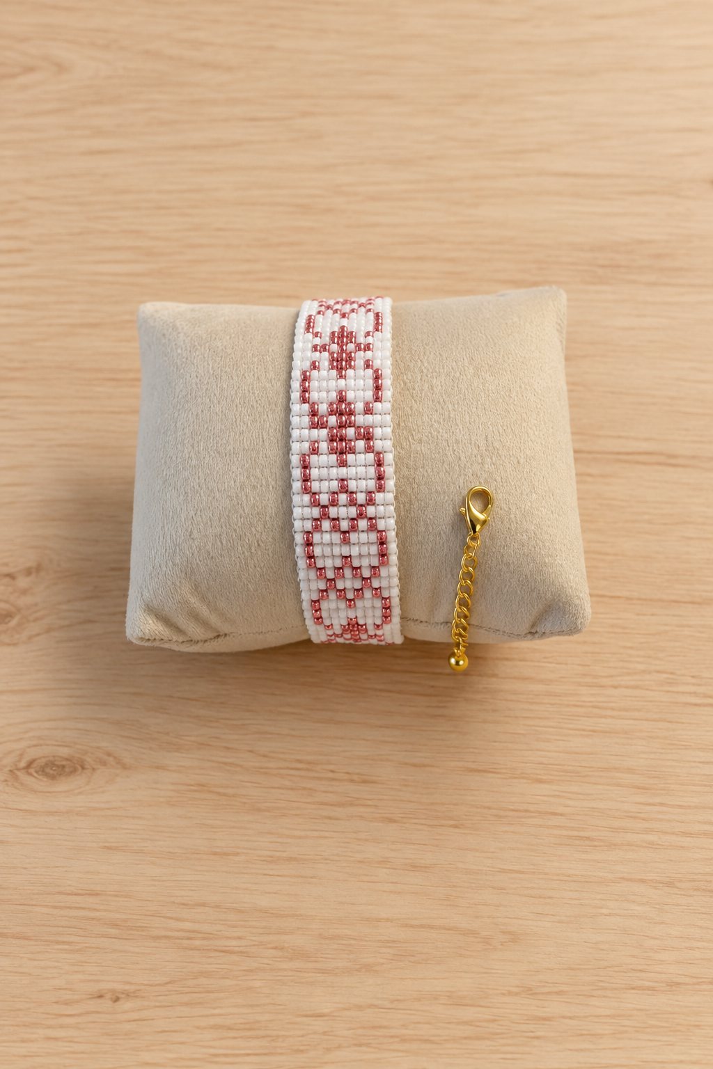 Bracelet Miyuki blanc à motif scarabée rose métallisé