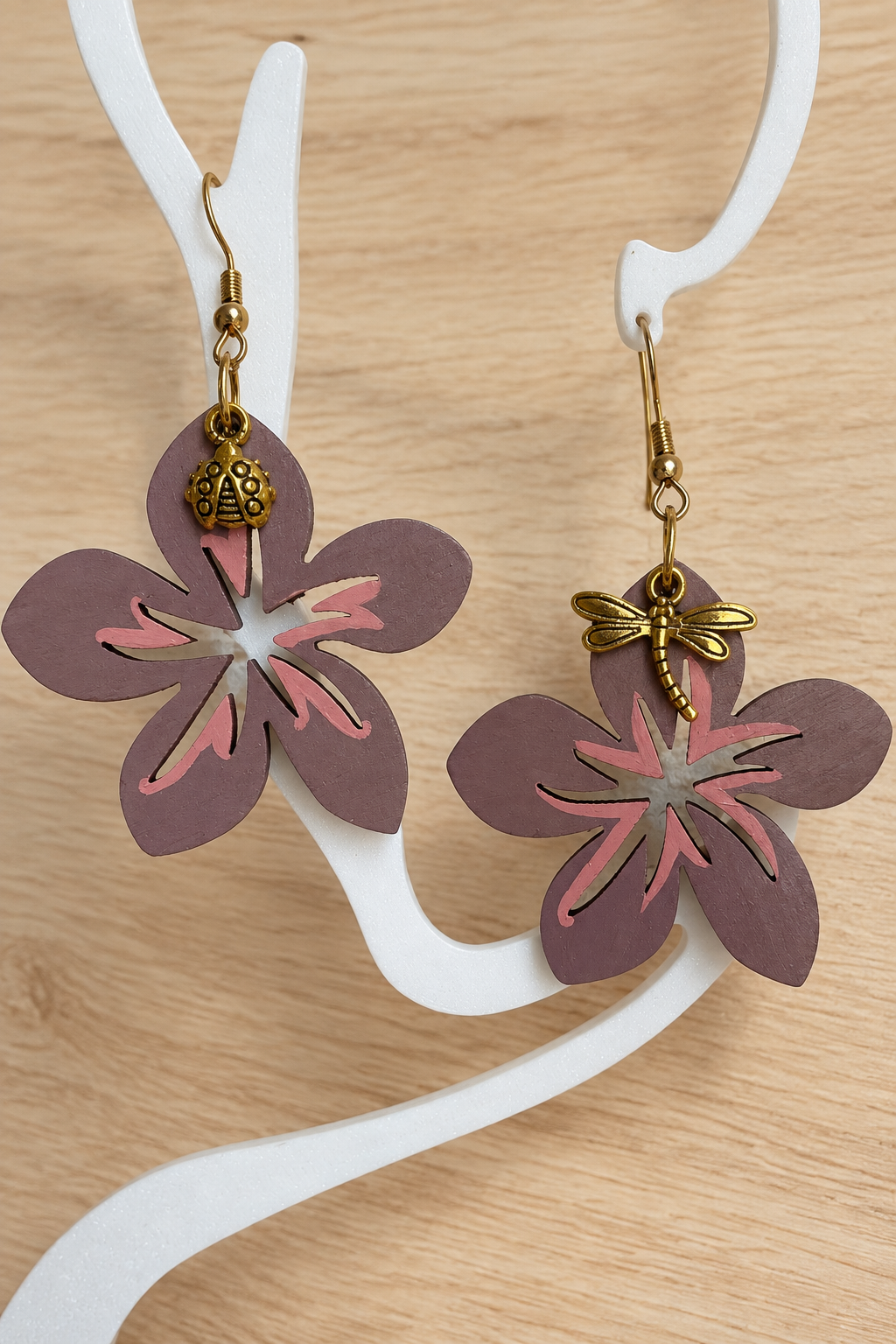 Boucles d’oreilles fleur hibiscus en bois peint sur présentoir