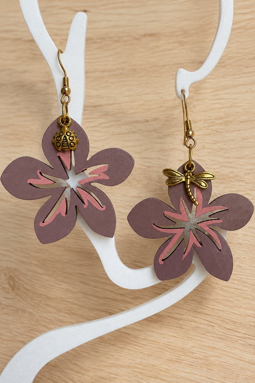 Boucles d’oreilles fleur hibiscus en bois peint sur présentoir