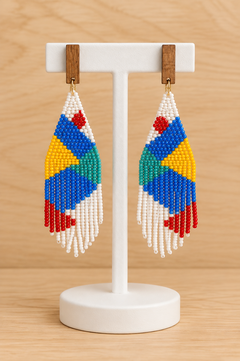 Boucles d’oreilles pendantes géométriques mauve et multicolores en perles Miyuki sur présentoir blanc, sur fond bois clair