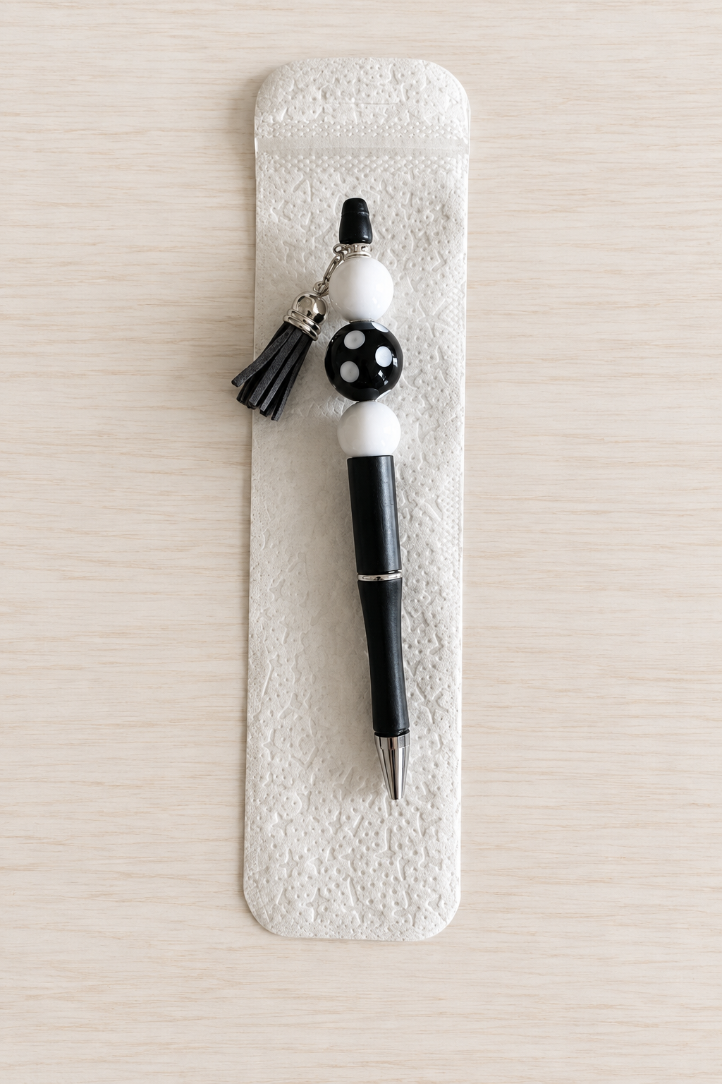 Stylo noir à pois et pompon à strass blancs