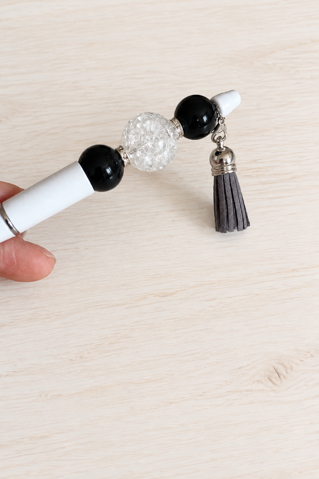 Stylo bubble-gum translucide noir et blanc à pompon