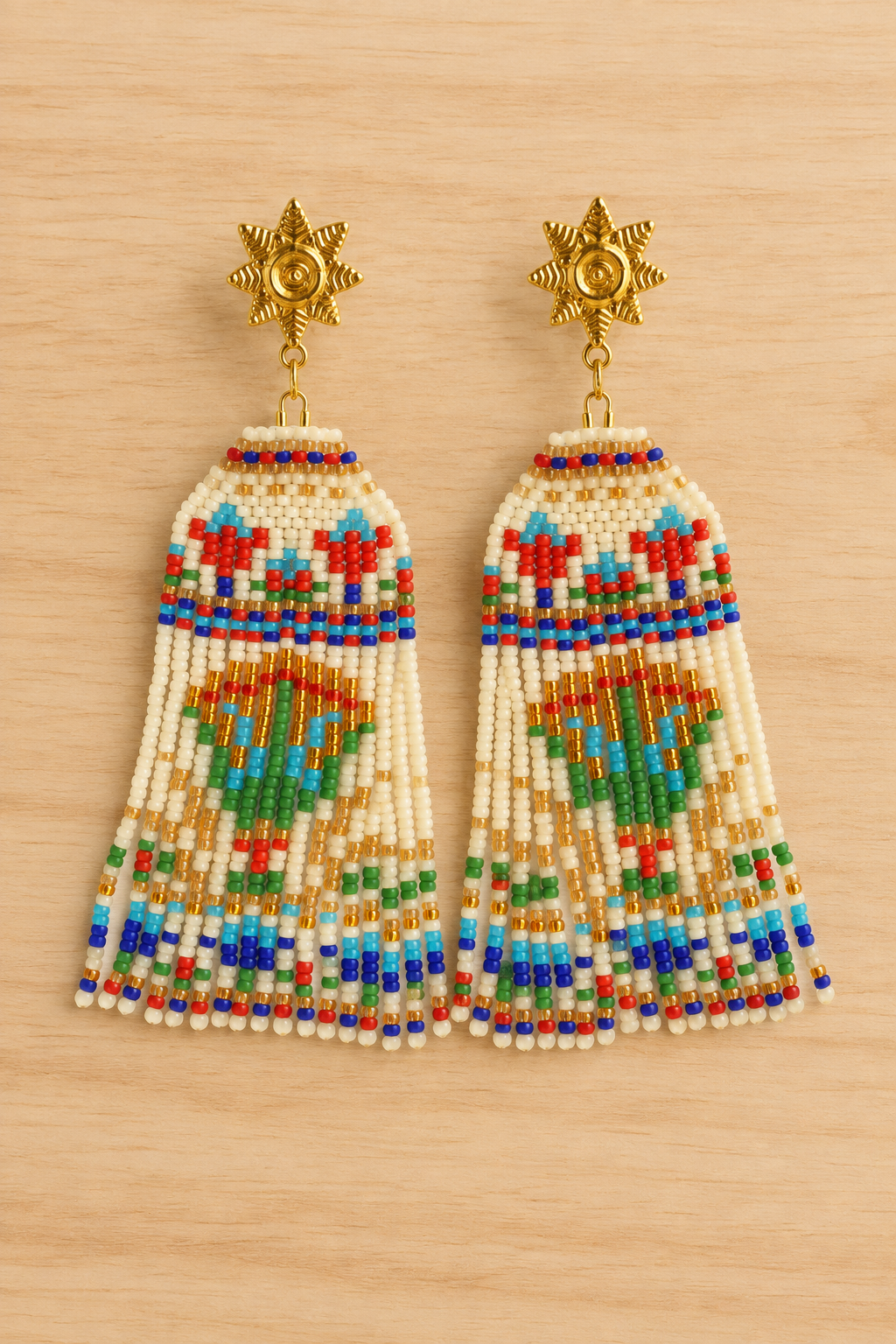 Boucles d’oreilles longues Lotus égyptien en perles Miyuki sur fond bois clair