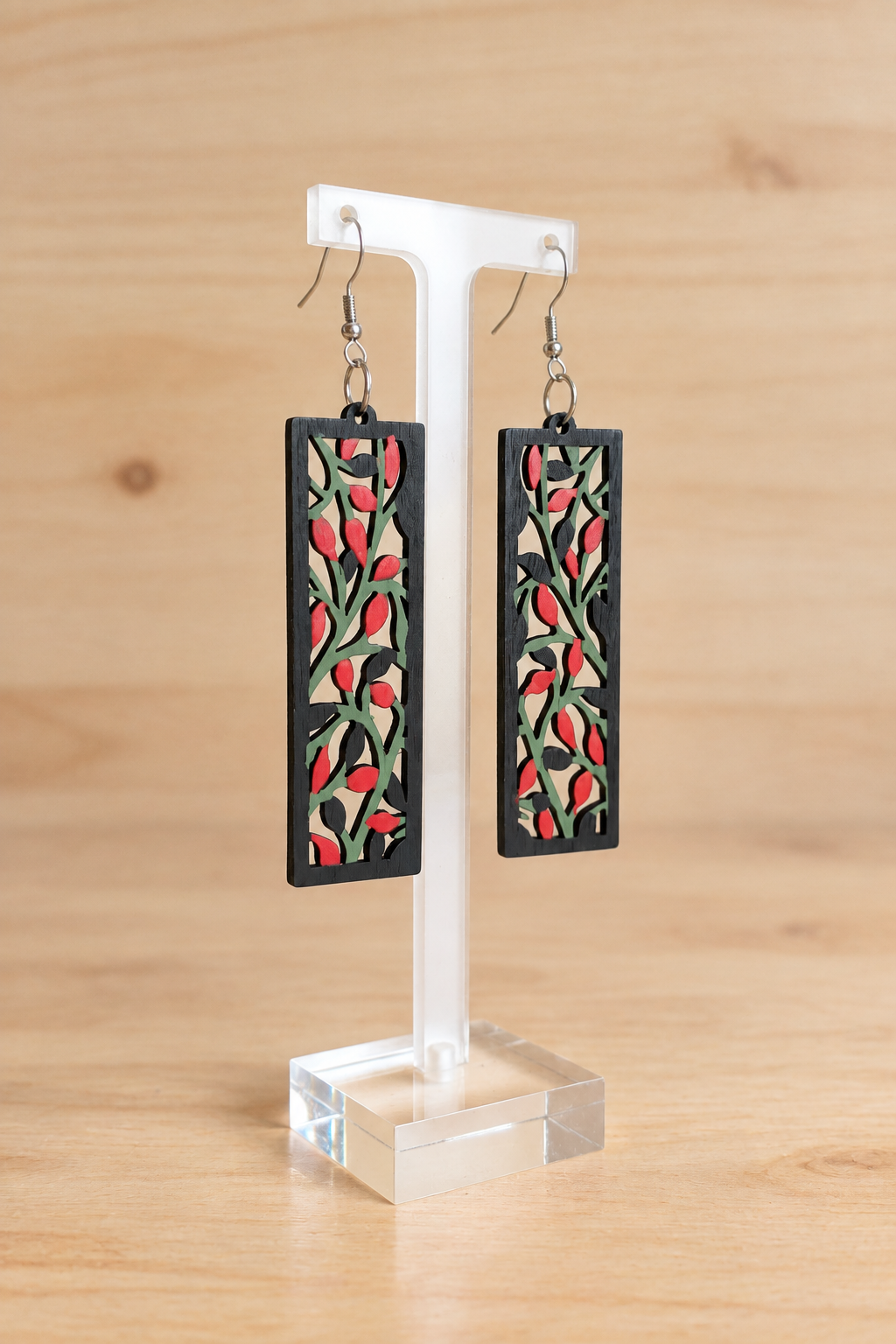 Boucles d’oreilles en bois peint branches et baies rouges sur présentoir