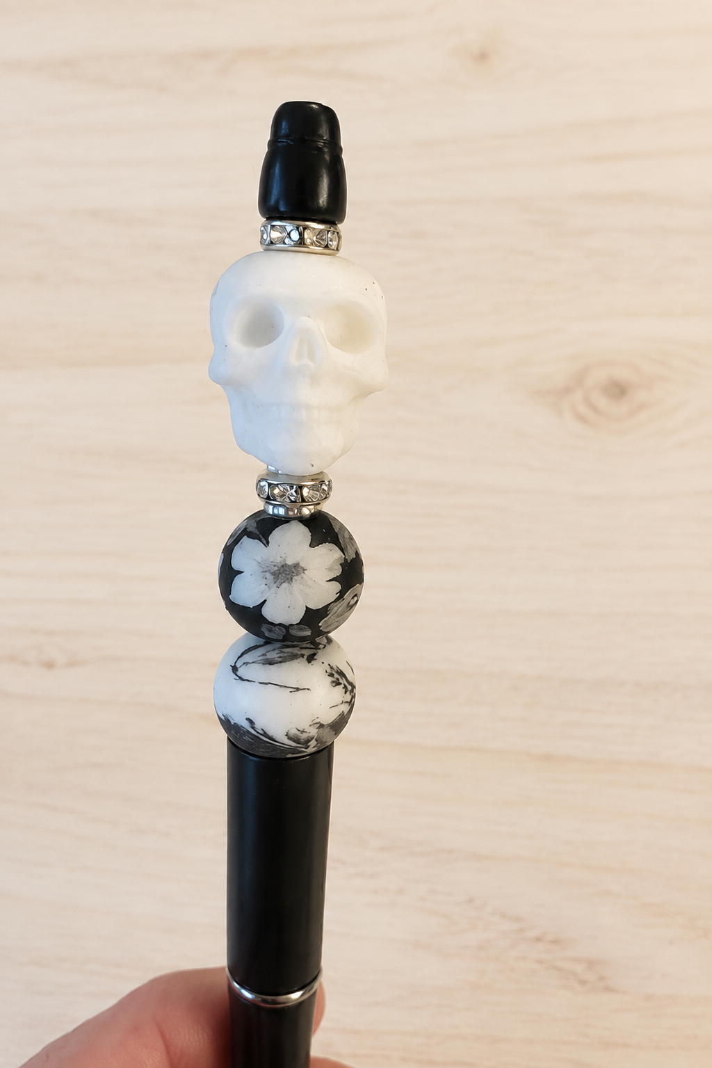 Stylo crâne blanc sur bois ultra clair