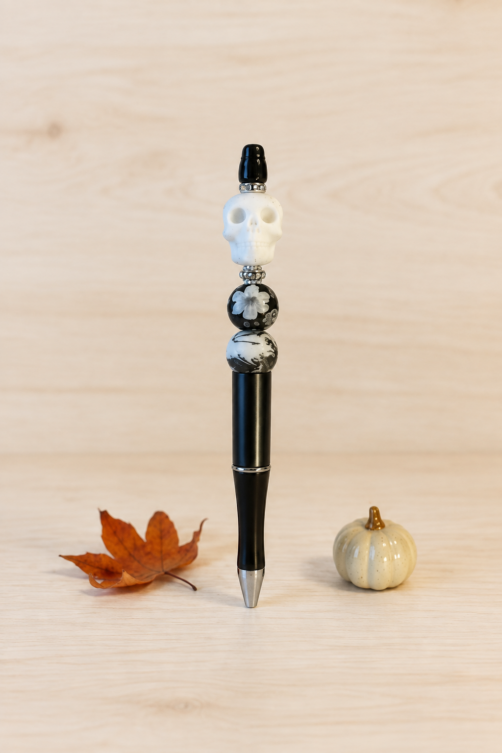 Stylo crâne blanc sur bois ultra clair