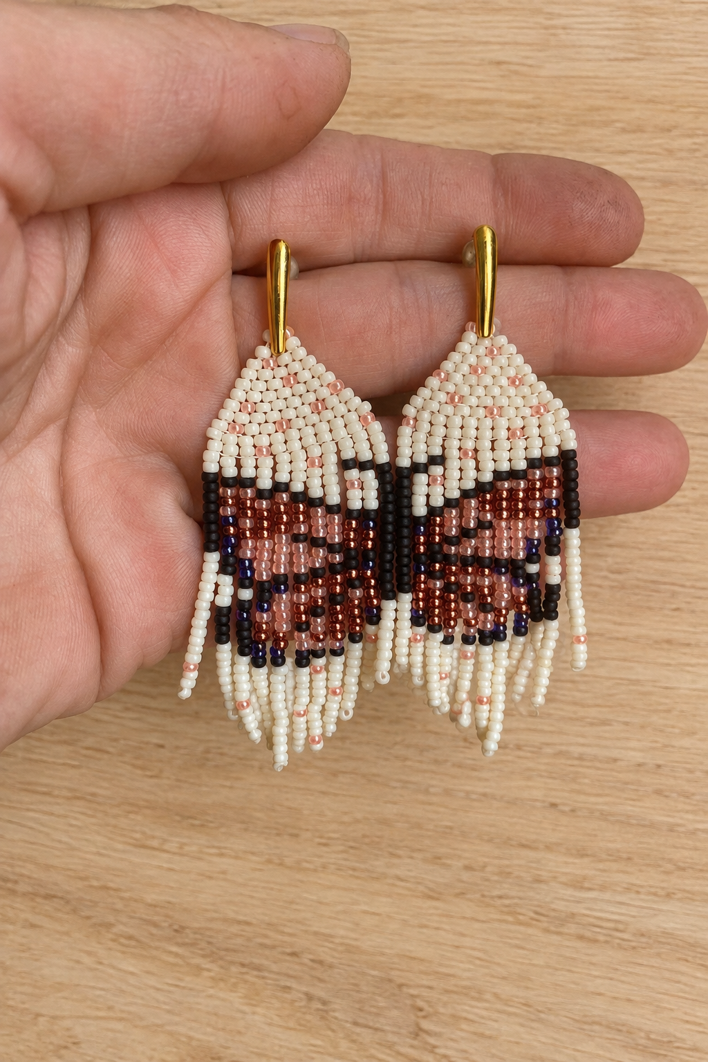 Boucles d’oreilles papillon Miyuki sur fond bois clair