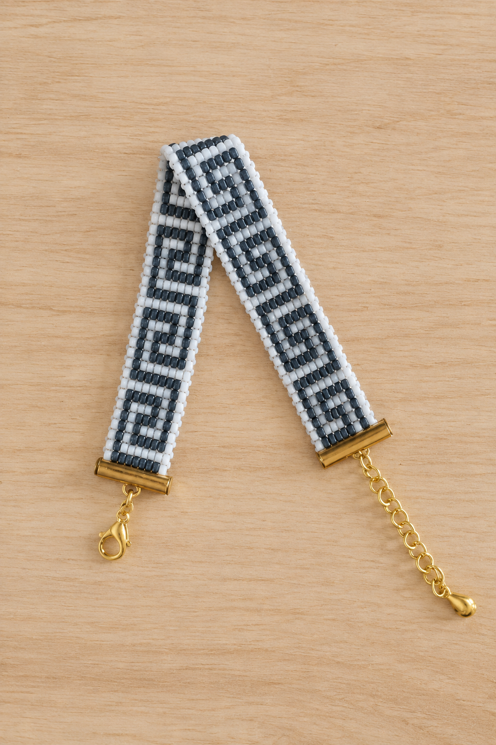 Bracelet Miyuki tissé à motif grec blanc et gris-noir fumé