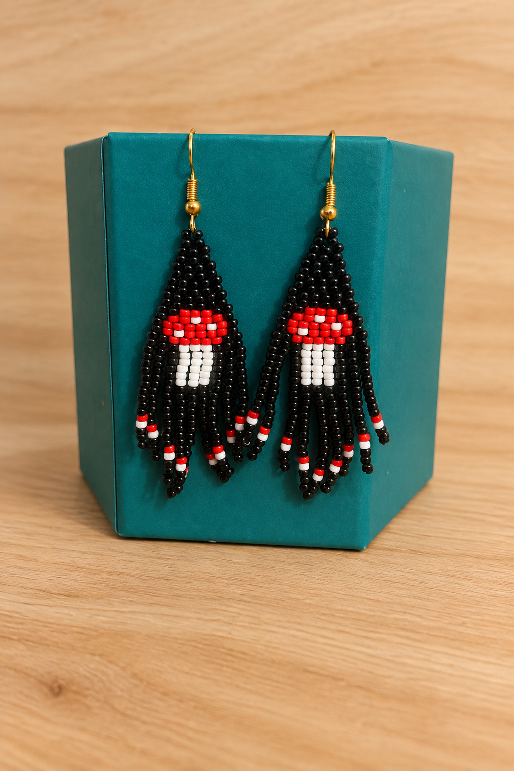Boucle d’oreille pendante noire en perles Miyuki sur fond bois clair