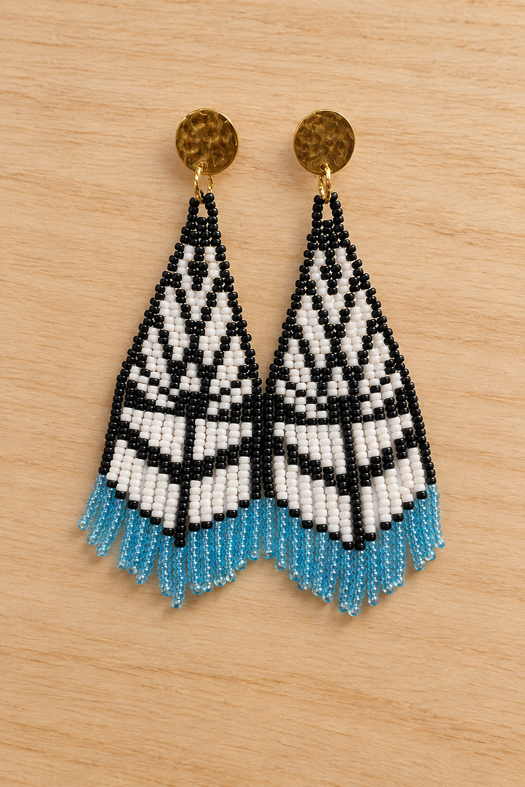 Boucle d'oreille pendante miyuki motif géométrique noir blanc mat bleu glacier artisanale