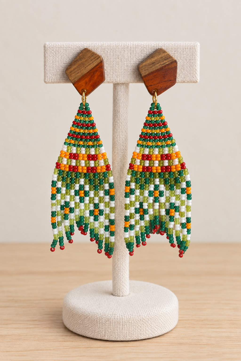 Boucles d’oreilles Miyuki melon pastèque et petite croix orange sur support en bois clair