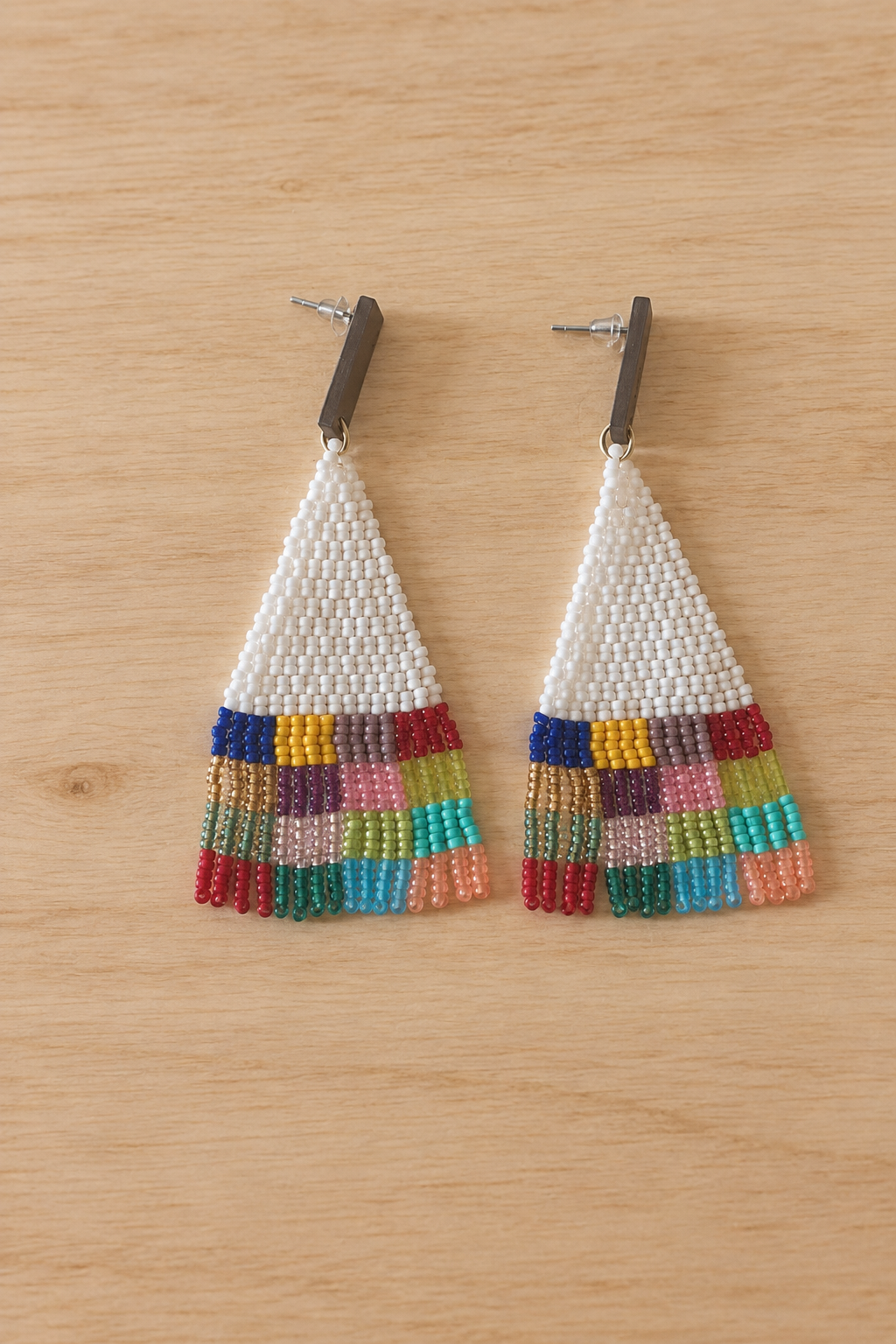 Boucles d’oreilles Miyuki patchwork blanc et multicolore sur fond bois clair