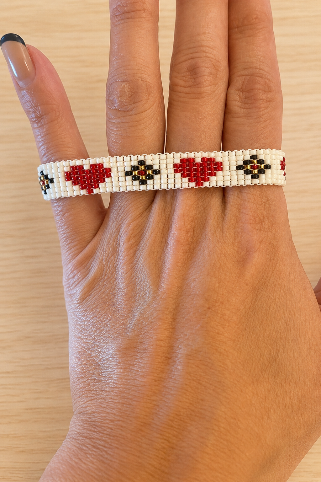 Bracelet Miyuki blanc à cœur rouge