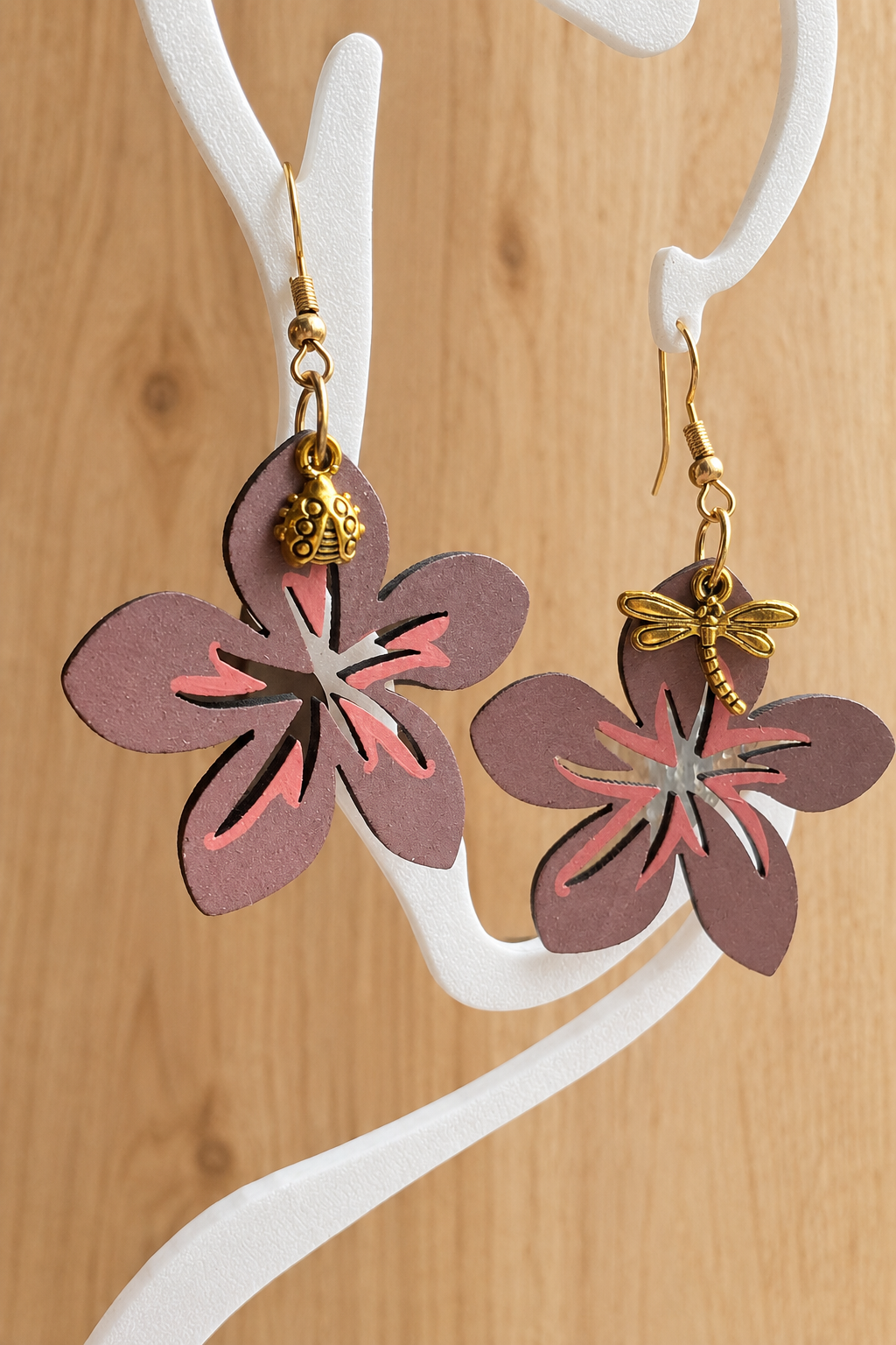 Boucles d’oreilles fleur hibiscus en bois peint sur présentoir