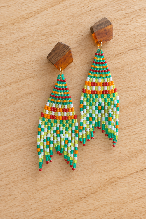 Boucles d’oreilles Miyuki melon pastèque et petite croix orange sur fond bois clair