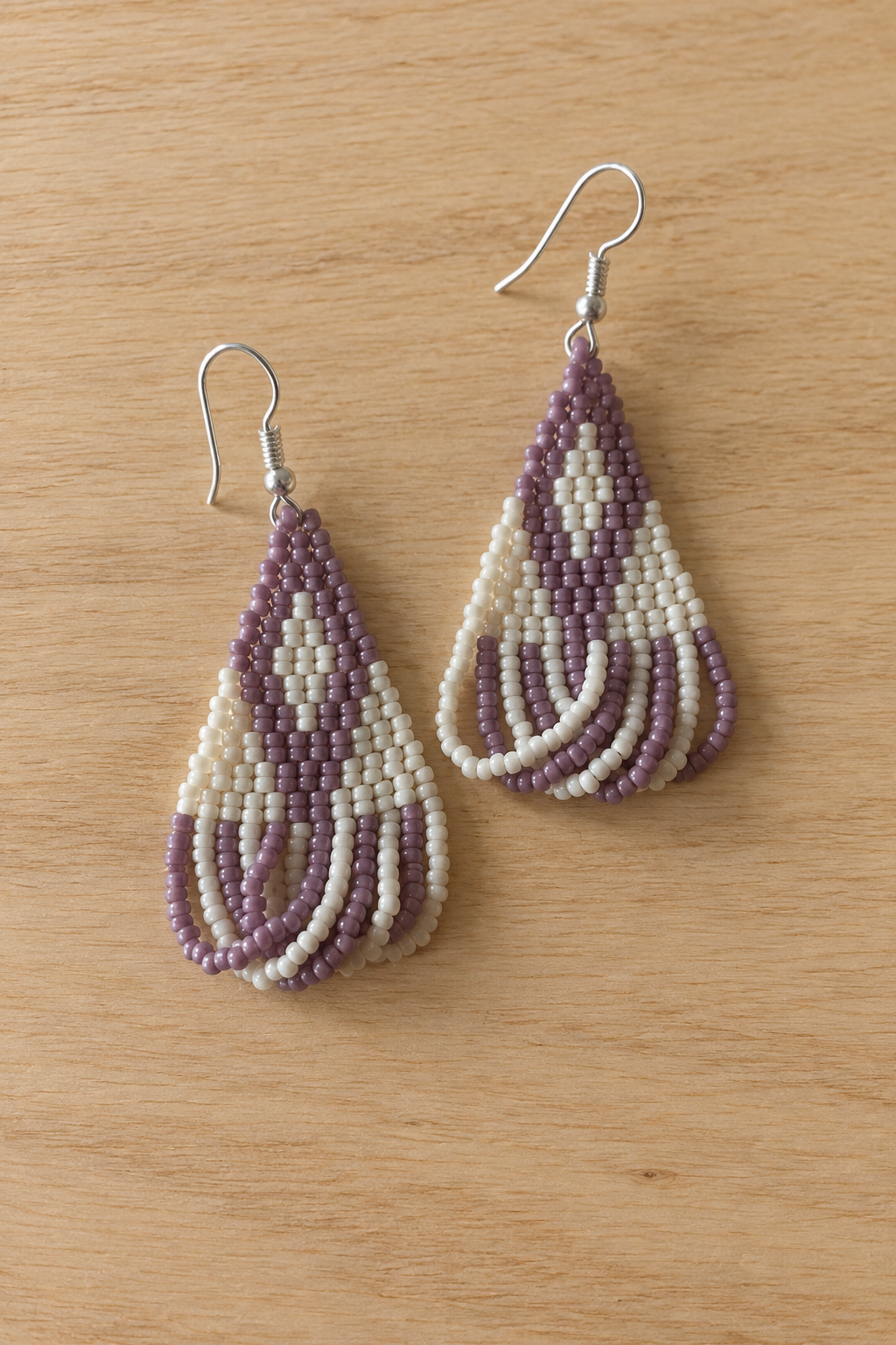 Boucles d’oreilles triangle crème mauve lilas sur fond bois clair