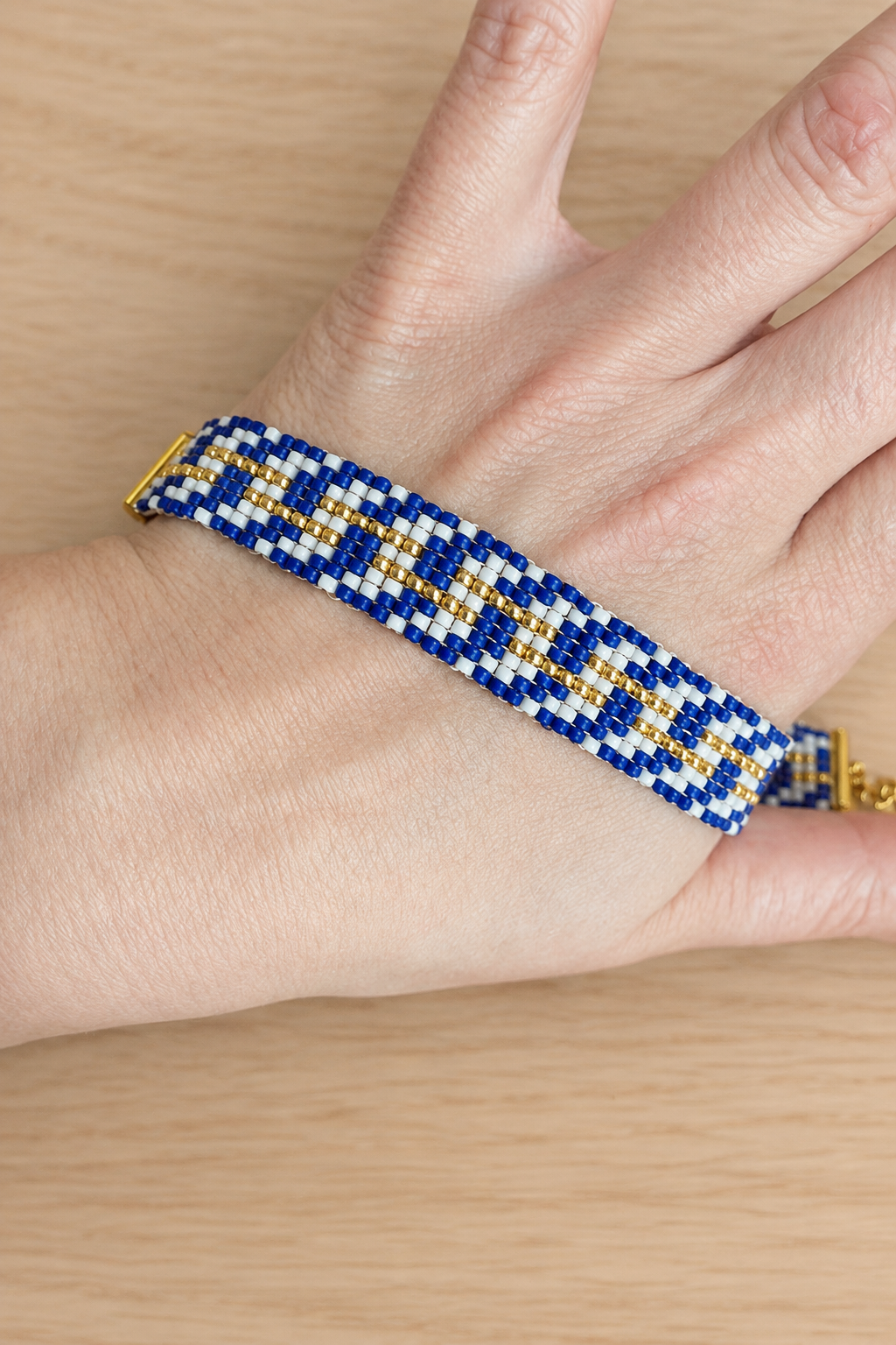 Bracelet Miyuki tissé blanc, bleu marine et doré ajustable