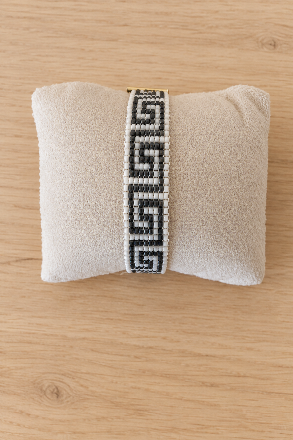 Bracelet Miyuki tissé à motif grec blanc et gris-noir fumé